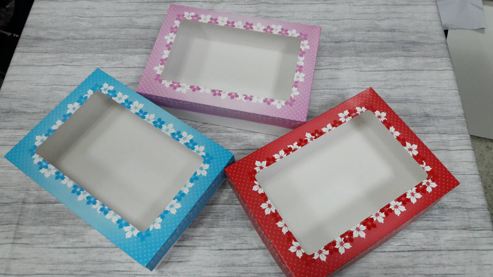 กล่องใส่สินค้าเอนกประสงค์ กล่องใส่พวงมาลัย กล่องใส่สินค้าถักโครเช กล่องใส่ผ้าขนหนู กล่องใส่เสื้อผ้า กล่องใส่ผ้าบาติก กล่องใส่สินค้า กล่องใส่ของที่ระลึก สีขาว ฝาครอบลายชมพู size 23.4x16.3x6.5ซม.ราคา 425 บาท (20 ใบ) (รวมค่าจัดส่งแล้ว)