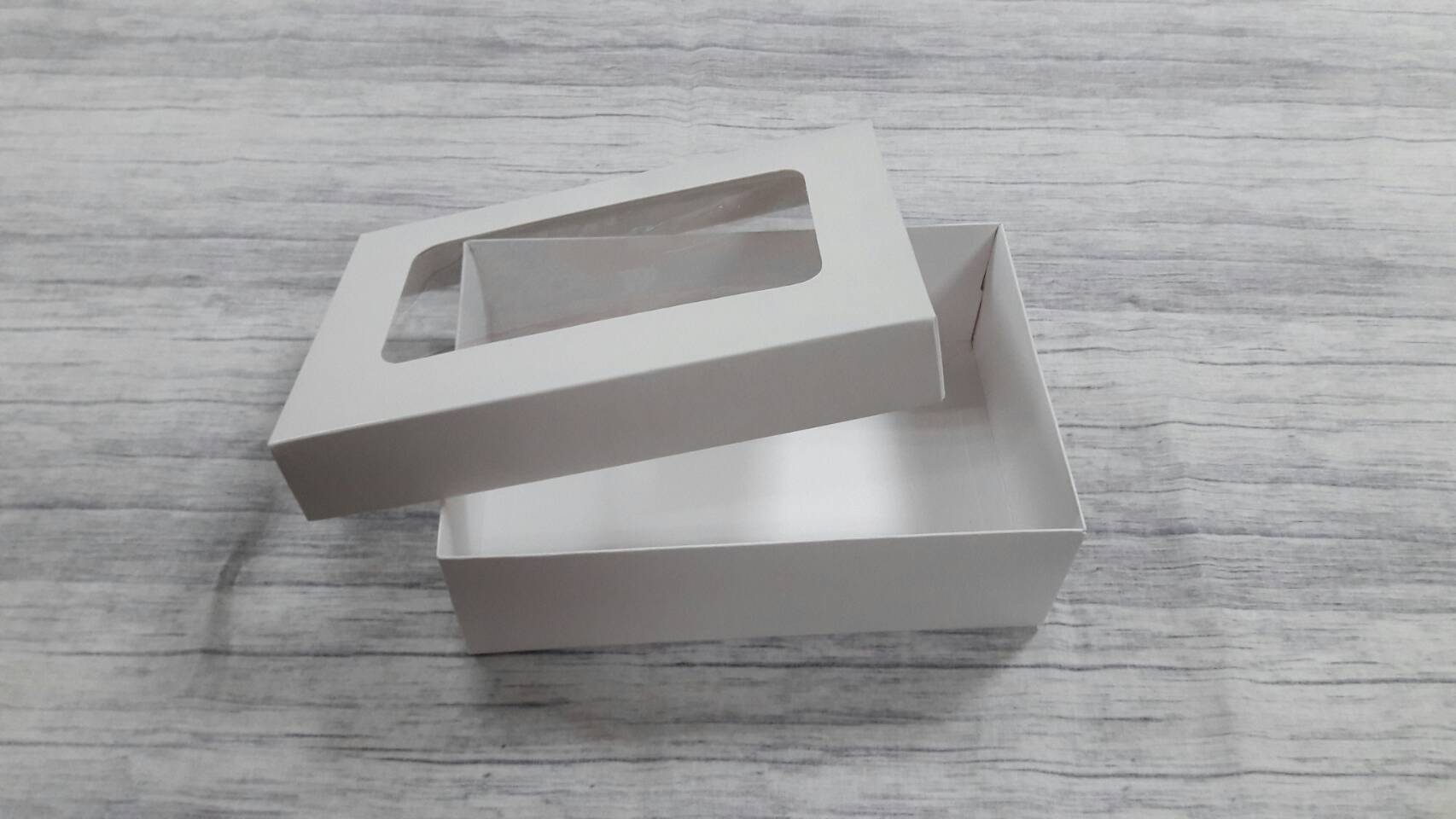 กล่องฝาครอบ กล่องของขวัญ กล่องอเนกประสงค์ ขนาด 14.0 x 21.0 x 7.0 cm. สีขาว (แบบฝาหน้าต่างพลาสติก) ราคา 435 บาท ต่อแพ็ค (20 ใบ)