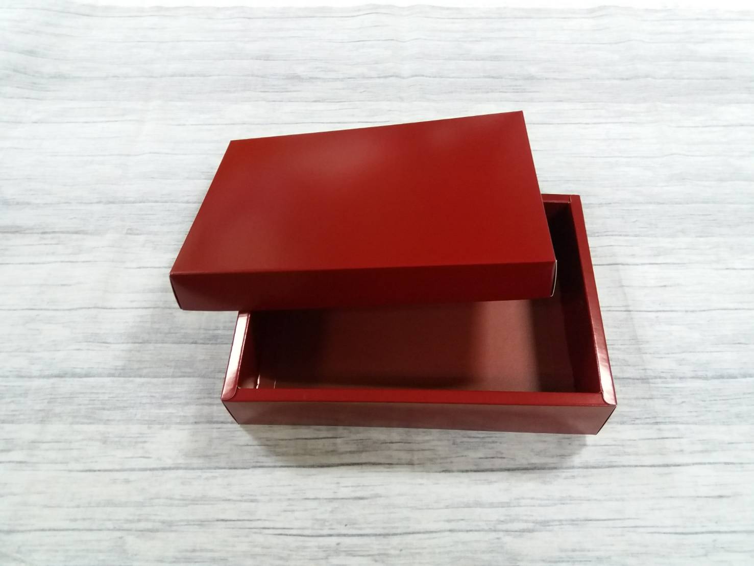 กล่องของขวัญ กล่องฝาครอบ กล่องอเนกประสงค์ กล่องของที่ระลึก ขนาด 16.2x22.5x4.5 ซม.สีแดงเข้ม เคลือบอาบเงา (แบบฝาทึบ) ราคา 410 บาทต่อแพ็ค (20 ใบ)