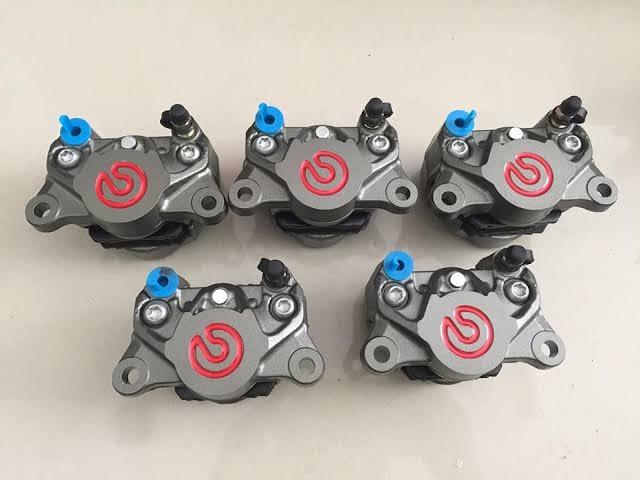 ปักข้าง BREMBO โลโก้แดง