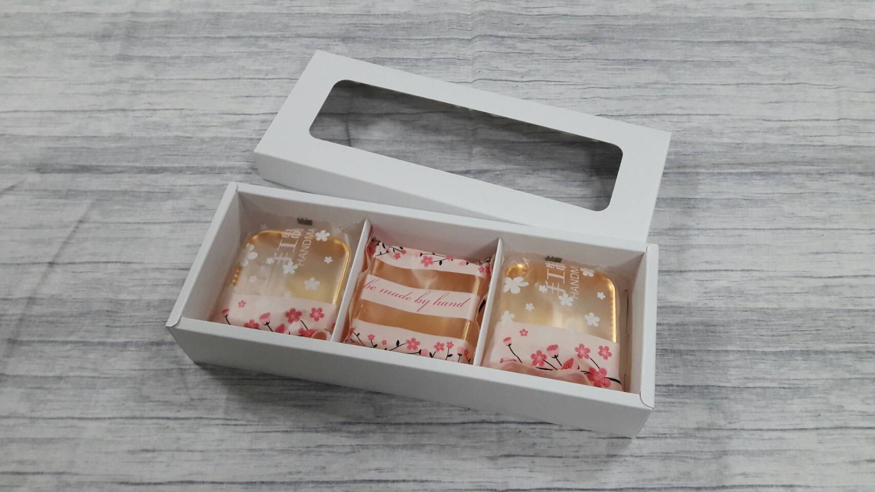 กล่องของขวัญ กล่องฝาครอบ กล่องขนม กล่องอเนกประสงค์ สีขาว ขนาด 11 x 28.5 x 5 ซม. (หน้าต่างพลาสติก) พร้อมฐานตัวกั้นสินค้า ราคา 455 บาทต่อแพ็ค (20 ใบ)