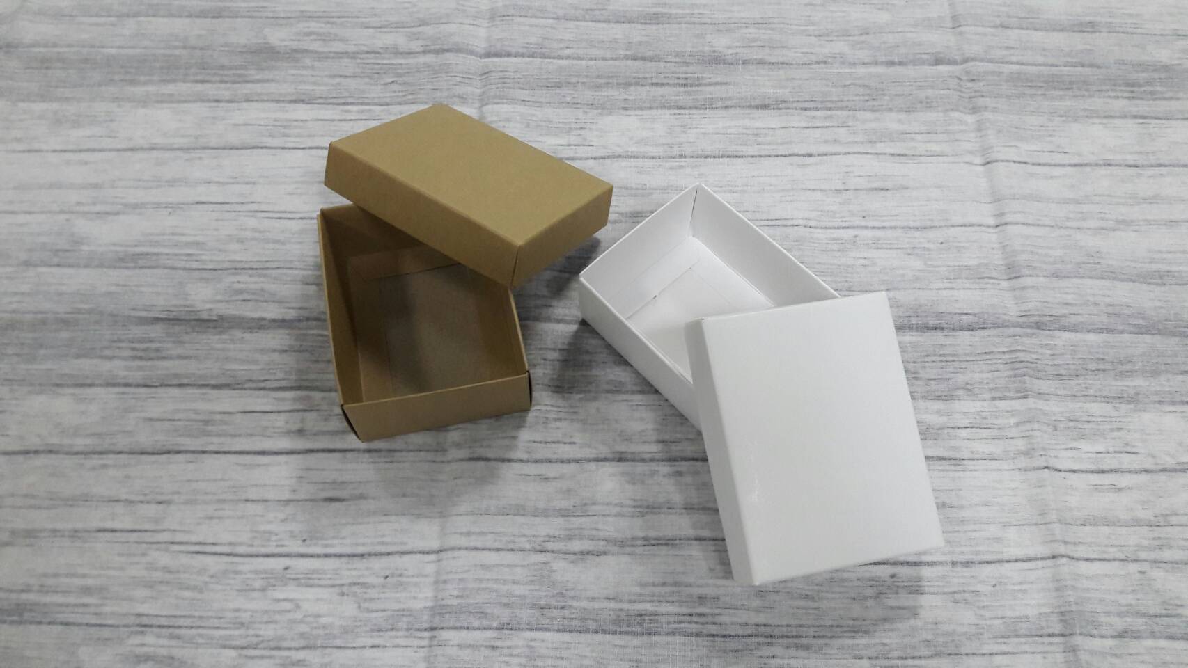 กล่องของขวัญ กล่องฝาครอบ ขนาด 6.5x8.7x3.3 ซม.กล่องของที่ระลึก กล่องอเนกประสงค์ กล่องของใช้ กล่องใส่ผ้าไหม สีขาว ราคา 195 บาท/20 ใบ