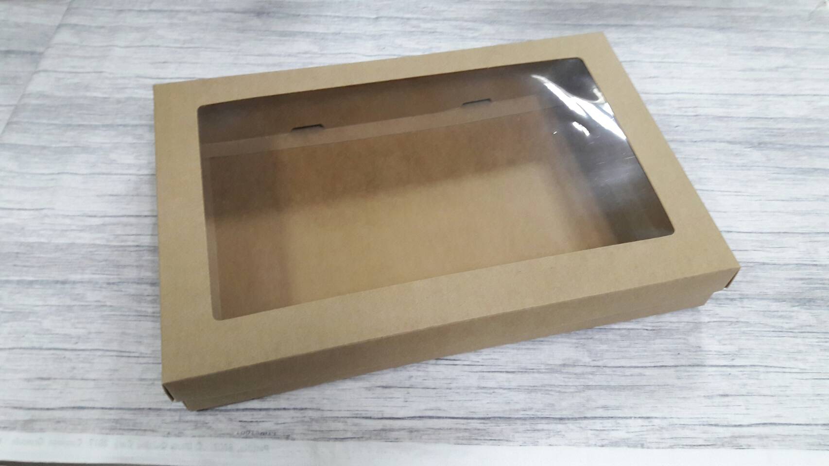 กล่องอเนกประสงค์ กล่องฝาครอบ สีคราฟท์น้ำตาล ขนาด 23 x 35 x 5 ซม.(หน้าต่างพลาสติก) กล่องของที่ระลึก กล่องของขวัญ กล่องใส่ผ้าไหม กล่องใส่กางเกงยีนส์ ราคา 685 บาท(ต่อแพ็ค 20 ใบ)