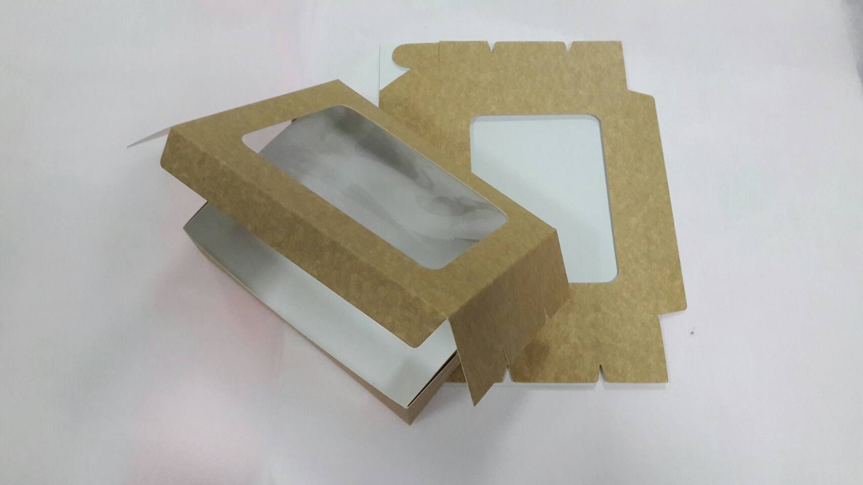 กล่องขนม กล่องบราวนี่ กล่องทาร์ตไข่ ขนาด 12.5 x 15.8 x 4 ซม.คราฟท์หน้าขาวหลังน้ำตาล (สีน้ำตาลอ่อน) ราคา 135 บาท ต่อแพ็ค(20 ใบ)