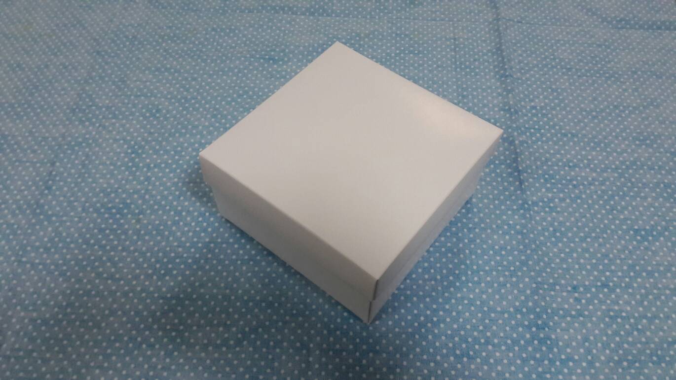 กล่องฝาครอบ กล่องแบบมีฝาครอบ กล่องอเนกประสงค์ กล่องของขวัญ ขนาด 13 x 13 x 7 ซม. สีขาว ราคา 350 บาท ต่อแพ็ค (20 ใบ)