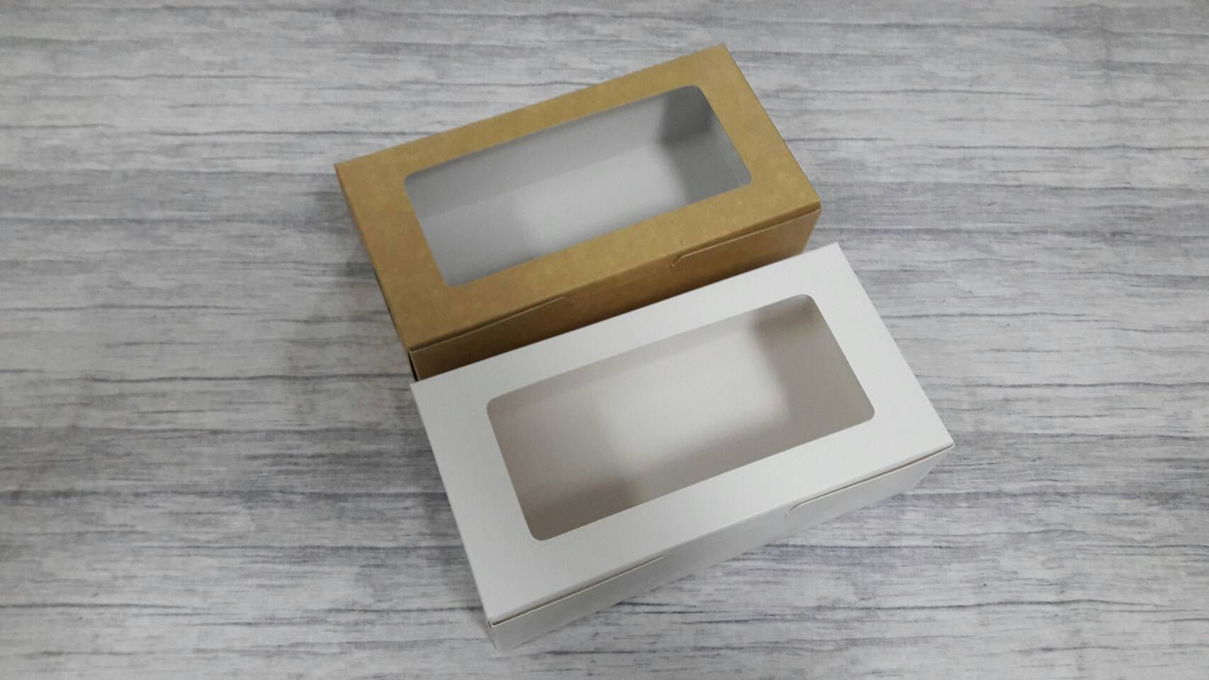 กล่องขนม กล่องเค้ก กล่องคัพเค้ก กล่องชิฟฟ่อน กล่องช้อคโกแล็ต กล่องคุ๊กกี้ กล่องอเนกประสงค์ สีคราฟท์น้ำตาลอ่อน ขนาด 10.5x20.5x6.5 ซม.มีหน้าต่างพลาสติก ราคา 165 บาทต่อแพ็ค (20 ใบ)