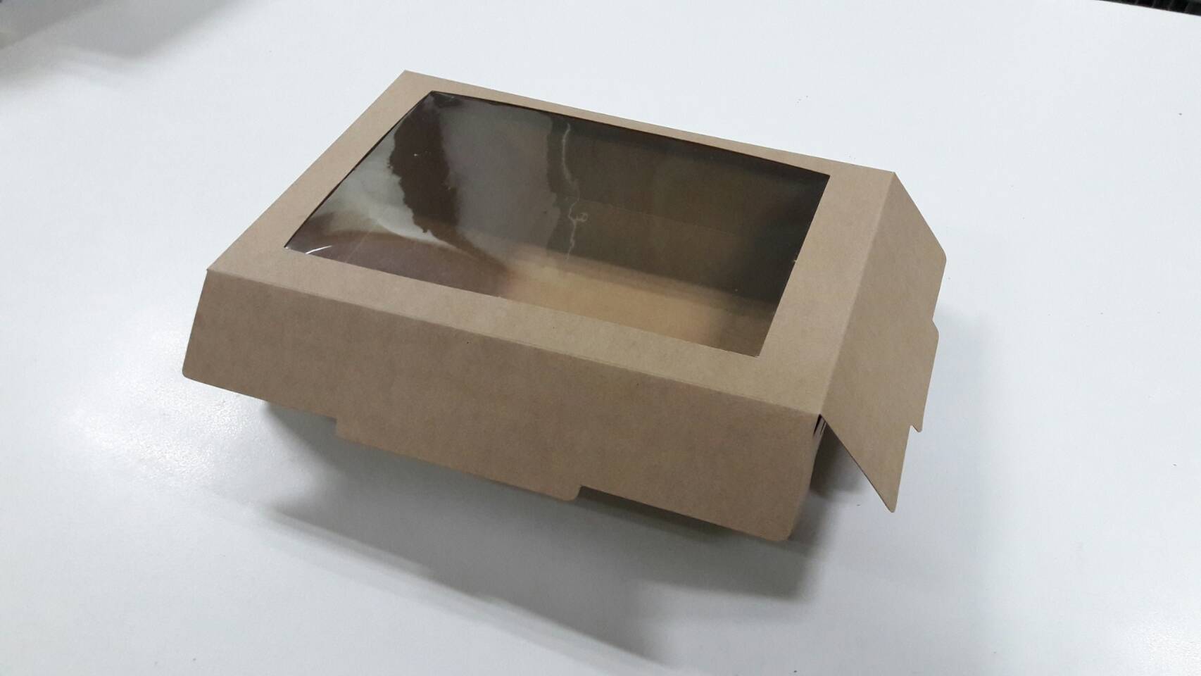 กล่องขนม กล่องบราวนี่ กล่องชิฟฟ่อน กล่องช็อกโกแลต กล่องขนมโดนัท กล่องอเนกประสงค์ ขนาด 20.0x30.0x7.0 ซม.สีคราฟท์น้ำตาลเข้ม (กระดาษหนา 300 แกรม) ราคา 335 บาทต่อแพ็ค (20ใบ)