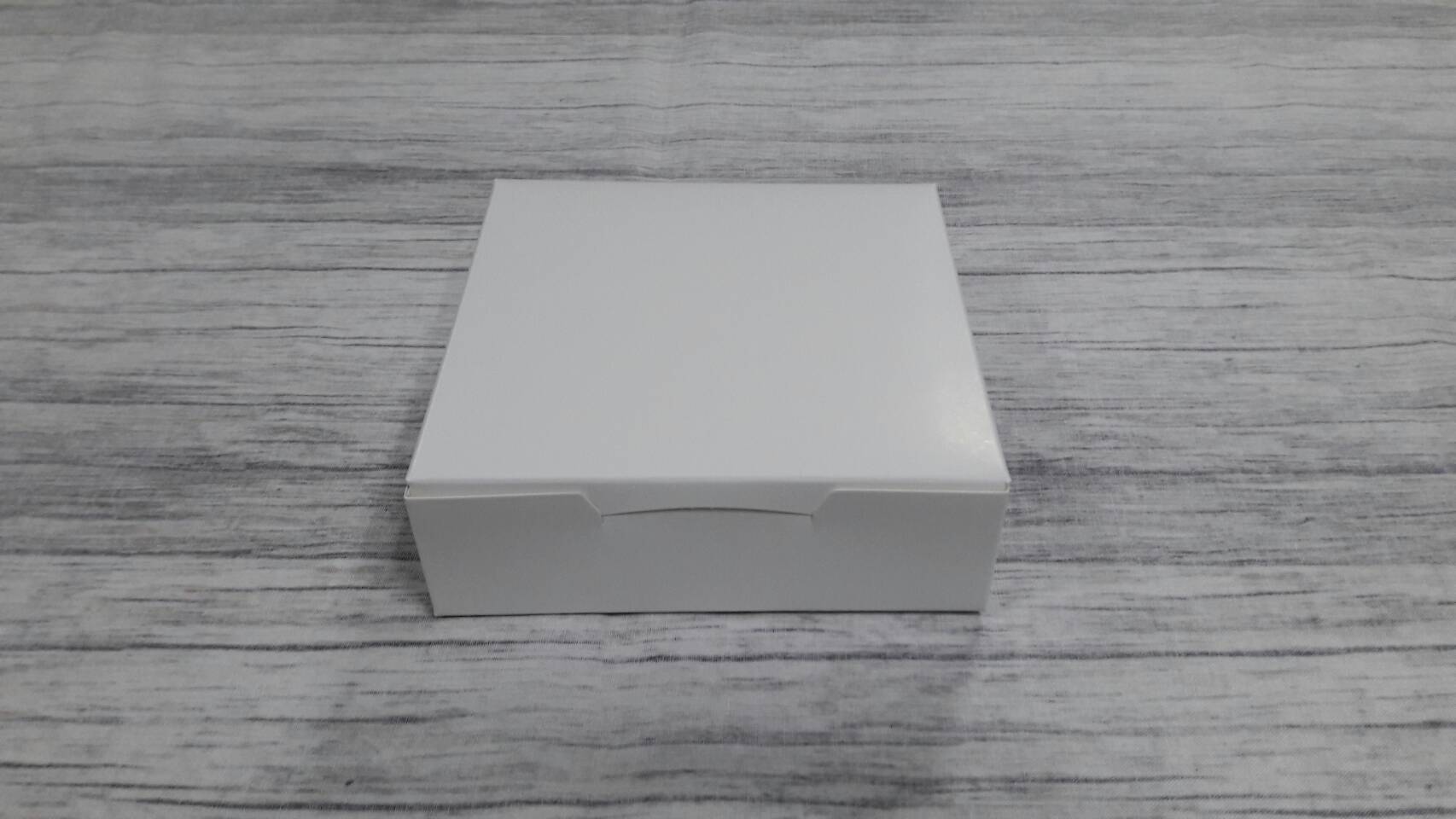 กล่องทาร์ต 4 ชิ้น (ขนาดถ้วยทาร์ต 6 ซม.) กล่องทรงแบน (ฝาทึบ) ขนาด 12.5x12.5x4.0ซม. สีขาว ราคา 90 บาทต่อแพ็ค (20 ใบ)