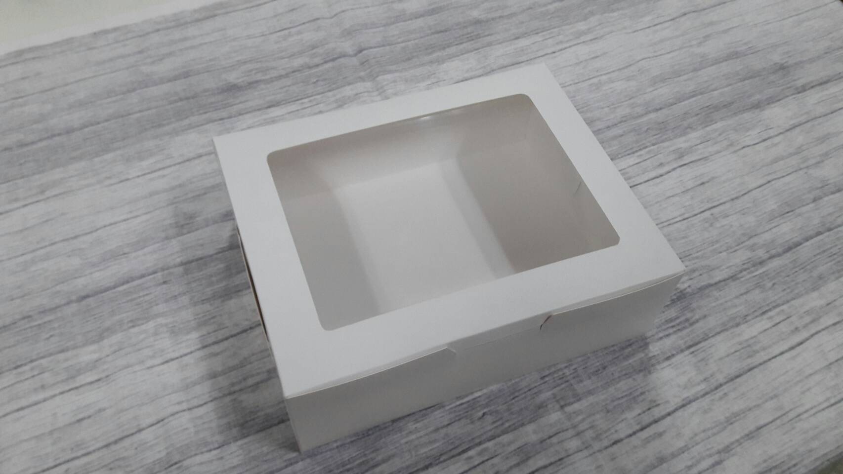 กล่องขนม กล่องเค้ก กล่องคัพเค้ก กล่องบราวนี่ กล่องชิฟฟ่อน กล่องสแน็ค ขนาด 17.5x22.0x7.4 ซม. สีขาว หน้าต่างพลาสติก ราคา 250 บาท(ต่อแพ็ค20ใบ)