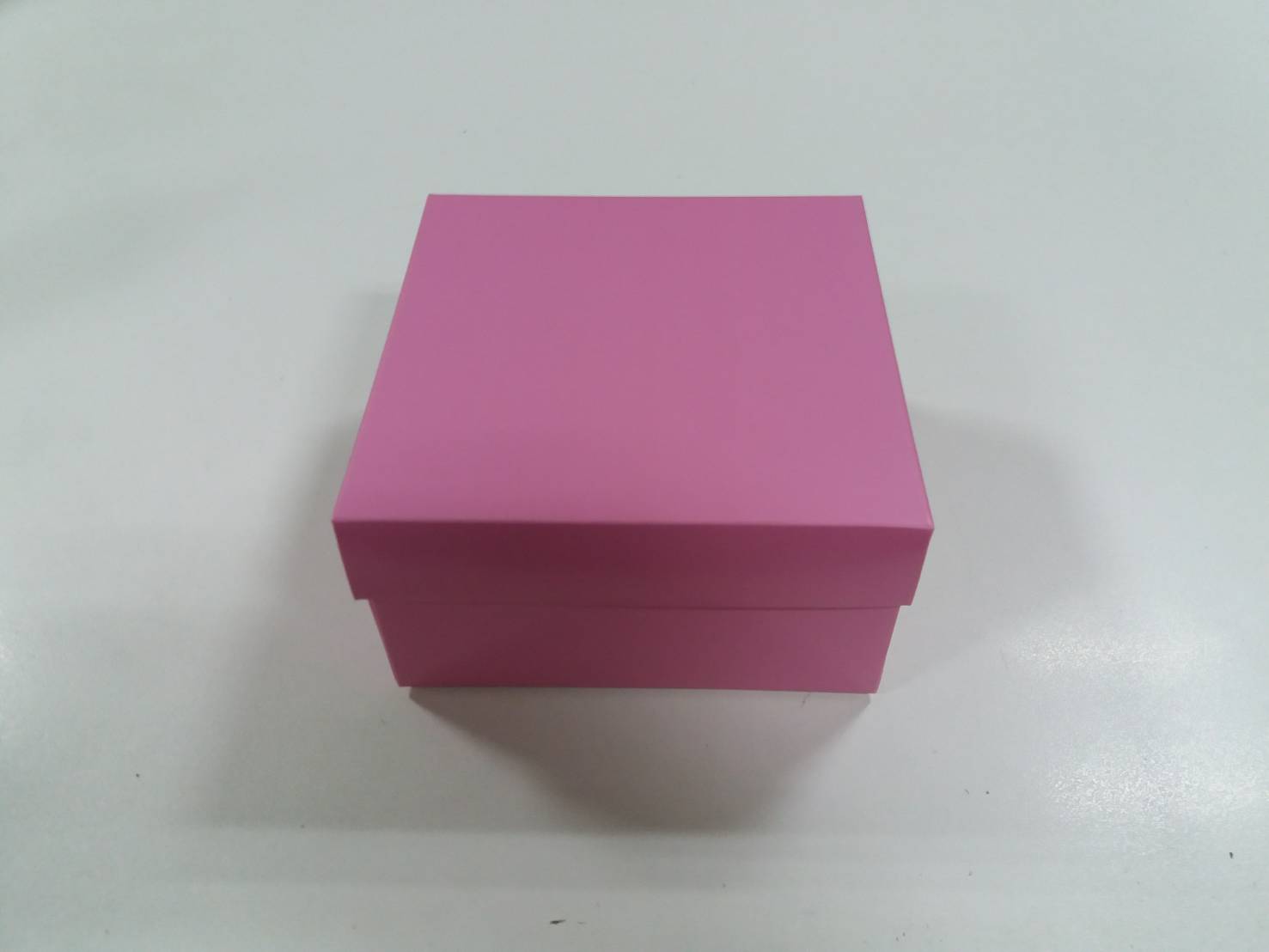 กล่องฝาครอบ กล่องอเนกประสงค์ กล่องของขวัญ กล่องที่ระลึก กล่องแบบมีฝาครอบ ขนาด 13 x 13 x 7 ซม. สีชมพู ราคา 380 บาท ต่อแพ็ค (20 ใบ)