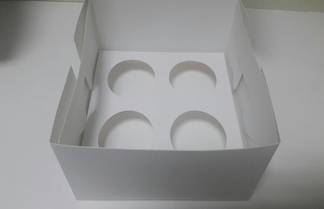 กล่องคัพเค้ก กล่องคัพเค้ก 4 ชิ้น(พร้อมฐานคัพเค้ก) สีขาว ราคา 290 บาท ต่อแพ็ค (20ใบ) พร้อมฐานรอง (ช่องคัพเค้กกว้าง 5.5 ซม.)