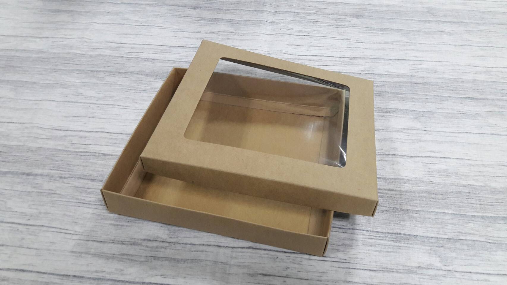 กล่องฝาครอบ กล่องอเนกประสงค์ ขนาด 16.8 x 18.0 x 3.0 cm. สีคราฟท์น้ำตาล (ฝาหน้าต่างพลาสติก) ราคา 350 บาท ต่อแพ็ค (20 ใบ)