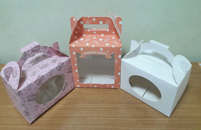 กล่องคุ๊กกี้ กล่องขนม กล่องเค้ก กล่องคัพเค้ก กล่องช้อกโกแล็ต แบบมีหูหิ้ว สีขาว ขนาด 10.0x16.3x10.0 ซม. ราคา 155 บาทต่อแพ็ค(20 ชิ้น)