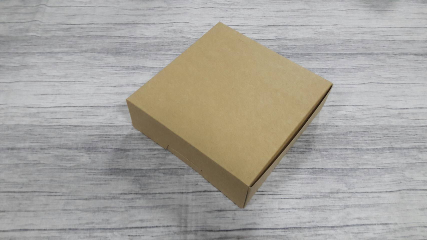 กล่องขนม กล่องบราวนี่ กล่องชิฟฟ่อน ขนาด 16 x 16 x 5 ซม. กล่องสแน็ค กล่องอาหารว่าง แบบไม่มีหน้าต่าง สีคราฟท์น้ำตาลอ่อน ราคา 145 บาท (20ใบ/แพ็ค)