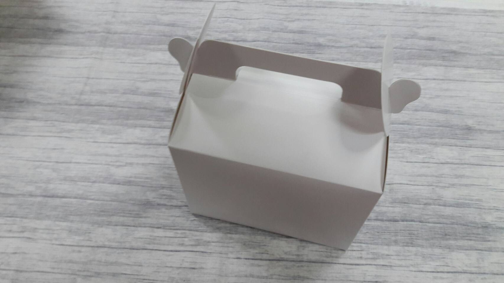 กล่องหูหิ้ว กล่องอเนกประสงค์ กล่องคุ๊กกี้ กล่องขนม กล่องของขวัญ ขนาด 12 x 20 x สูง 17 ซม.สีขาว ราคา 290 บาทต่อแพ็ค (20ใบ)