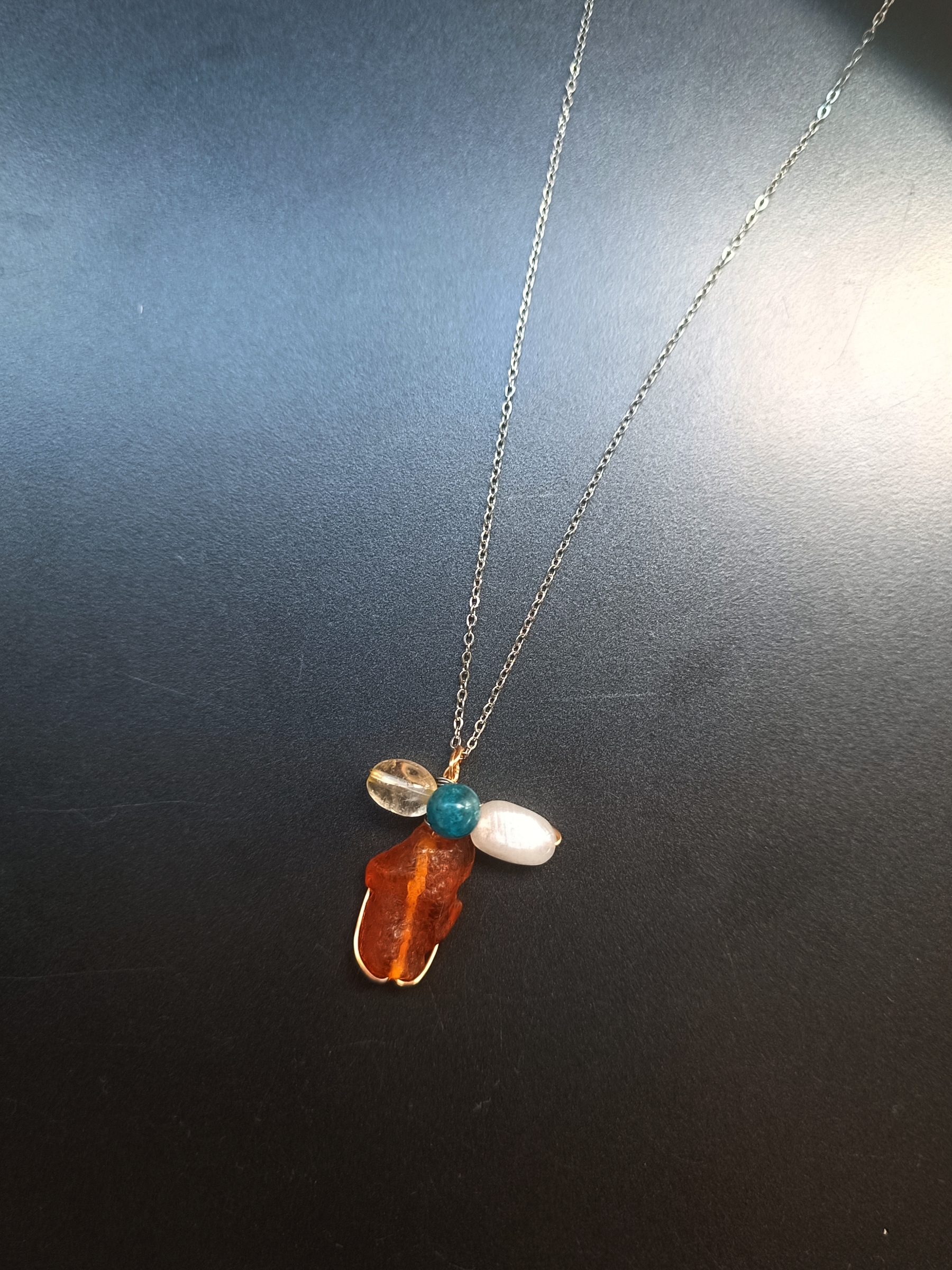 สร้อยจี้ "Little Vivian" Amber +Moonstone + Blue Apatite Necklace (เสริมพลังงานกระตุ้น รับทรัพย์ รับโชค)