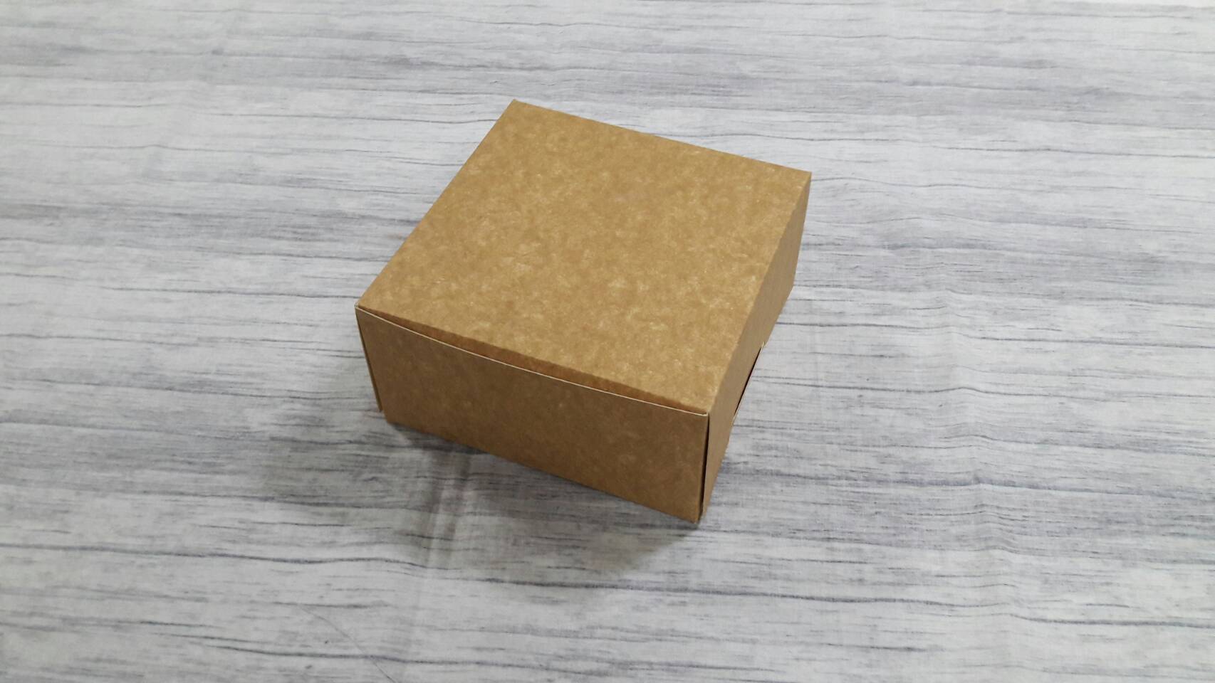 กล่องขนม กล่องสแน็ค Snack Box ขนาด 15.0x15.0x7.6 ซม.สีคราฟท์น้ำตาลอ่อน (CKB) (ฝาทึบ) กล่องคัพเค้ก 4 ชิ้น (แบบไม่มีฐานรอง) กล่องเค้กครึ่งปอนด์ ราคาแพ็คละ 150 บาท (รวม 20 ใบ)