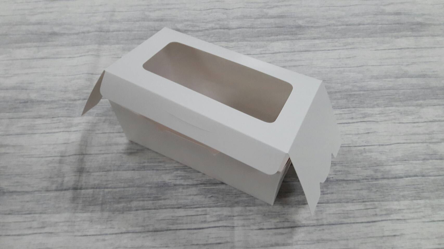 กล่องเค้กโรล กล่องแยมโรล กล่องทรงยาว กล่องเค้ก กล่องขนม กล่องคัพเค้ก ขนาด 13x22.5x10.5 ซม. (หน้าต่างพลาสติก) สีขาว ราคา 270 บาทต่อแพ็ค (20 ใบ)