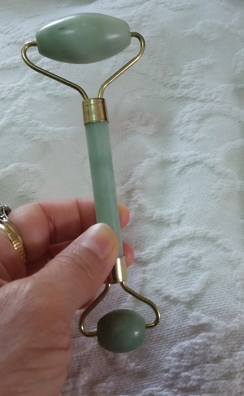 กัวซาลูกกลิ้งหยก (Jade Roller Gua Sha)