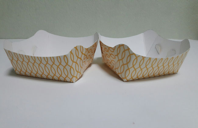 ถาดใส่ขนม ถาดขนมปัง ถาดชิม ถาดอาหาร ลายเกลียวเหลือง ขนาด 7.0 x 8.0 x สูง 4.0 ซม.ราคา 100 บาทต่อแพ็ค (100ชิ้น)