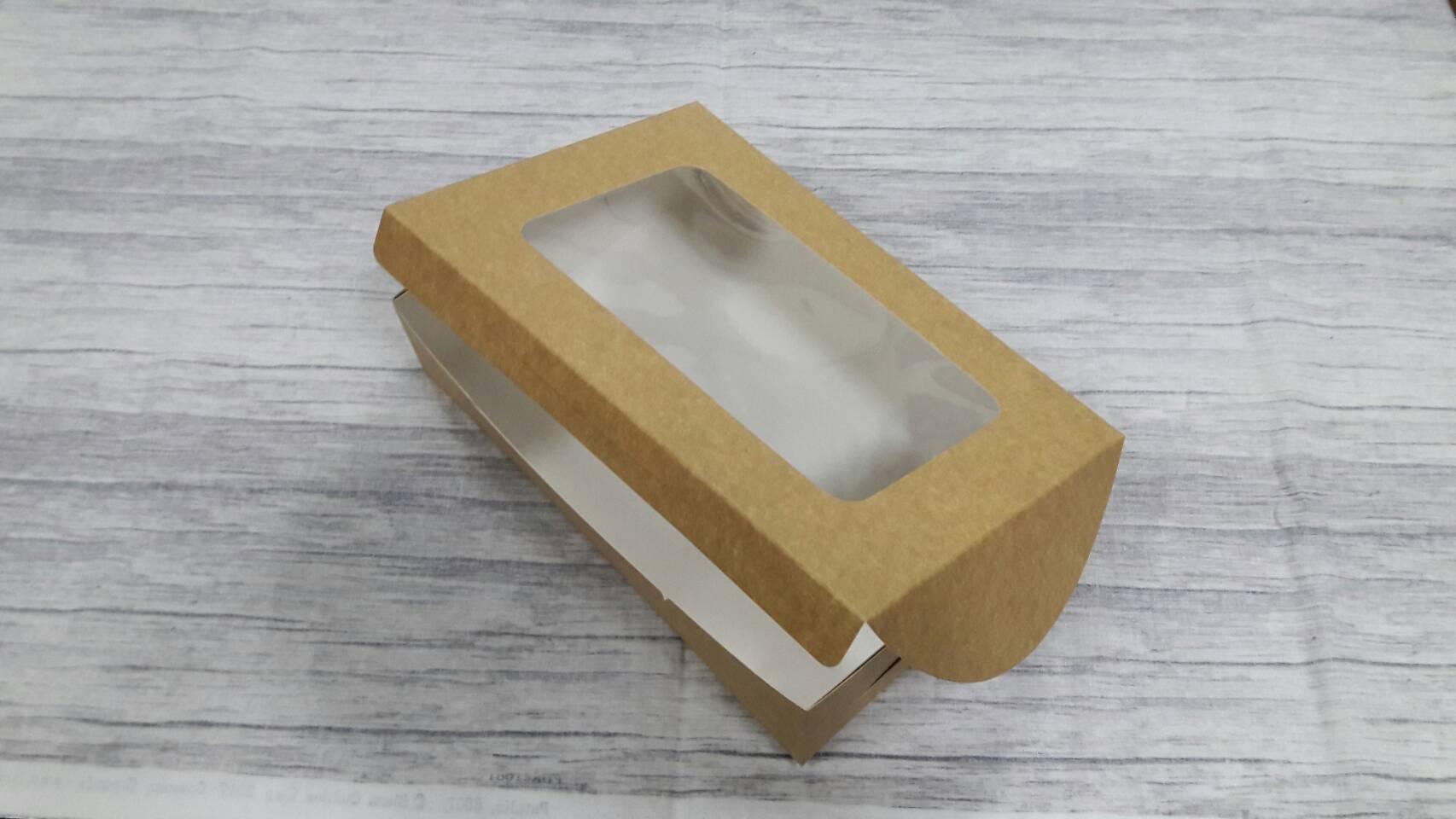 กล่องบราวนี่ กล่องชิฟฟ่อน ขนาด 15.0x22.0x5.0 ซม.กล่องทาร์ตไข่ กล่องขนม กล่องช้อคโกแล็ต กล่องคุ๊กกี้ กล่องขนม สีคราฟท์น้ำตาลอ่อน(CKB) ราคา 190 บาท ต่อแพ็ค (20 ใบ)