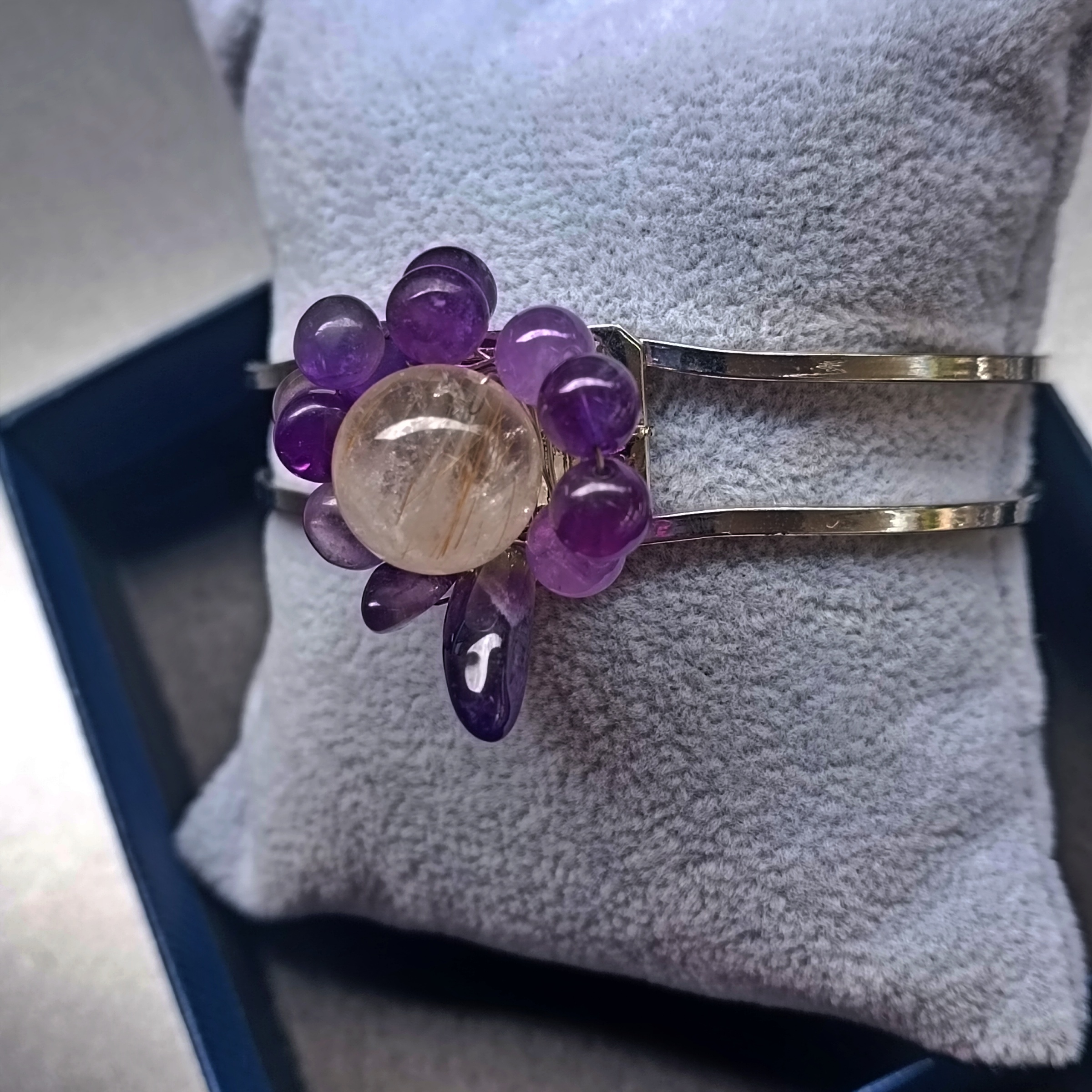 ข้อมือ"ง้าง งับ" ไหมทอง + Amethyst Bangles (รุ่งเรือง มั่งคั่ง งอกงาม สำเร็จ)