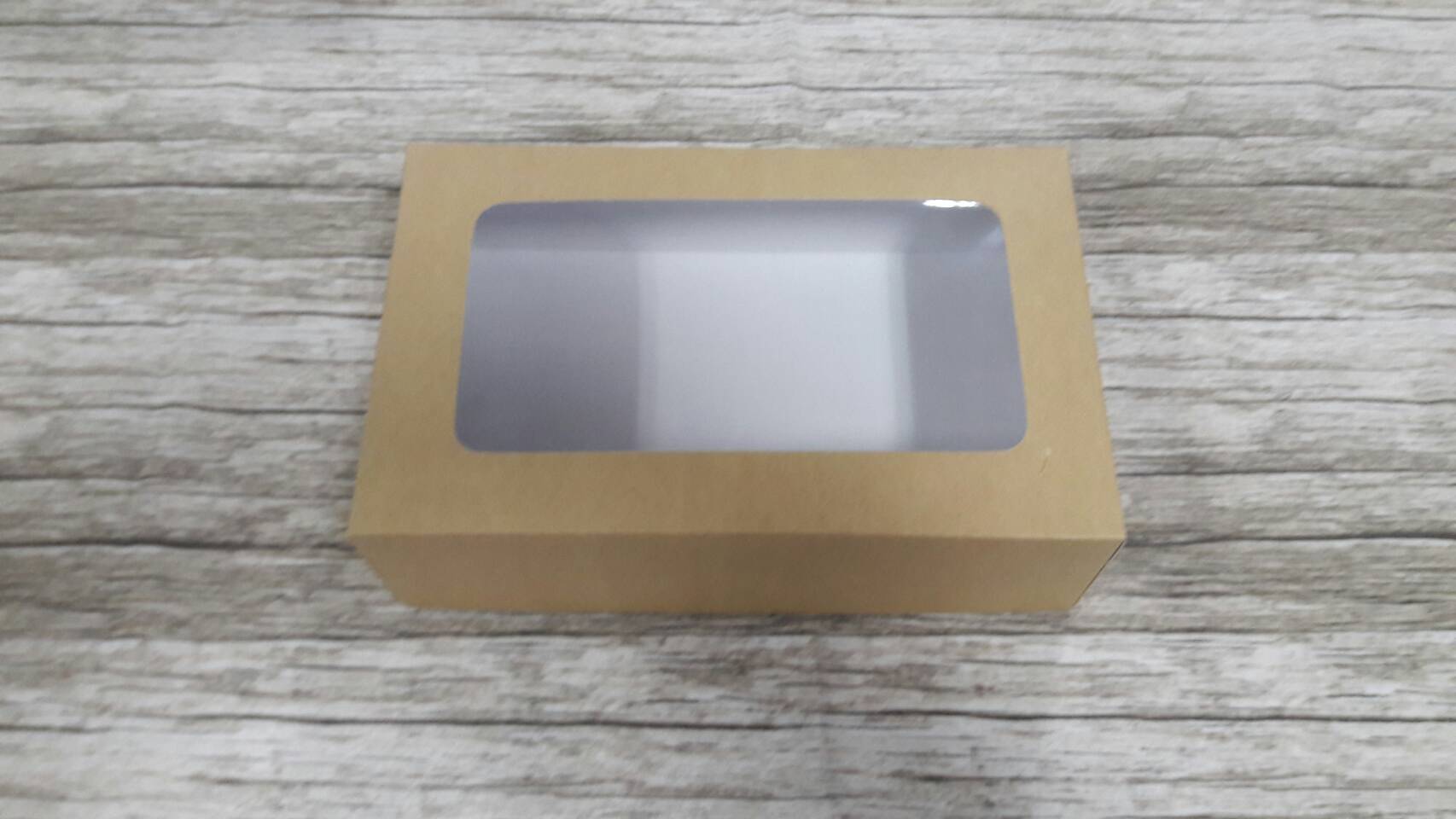 กล่องขนม กล่องอเนกประสงค์ กล่องชิฟฟ่อน กล่องใส่ของที่ระลึก (ฝากล่องปะกาวขึ้นรูป) ขนาด 14.0x22.0xสูง 6.5 ซม.สีคราฟท์น้ำตาลอ่อน ราคาแพ็คละ 285 บาท (20ใบ)