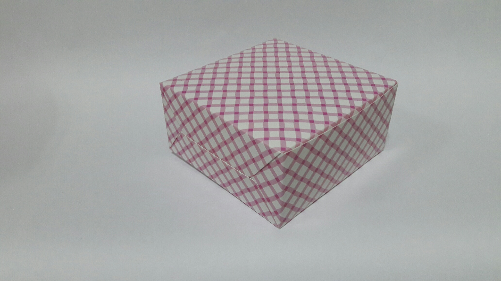 กล่องสแน็ค กล่องอาหารว่าง สีชมพูลายสก๊อต กว้าง 12.7 x ยาว12.7 x สูง 6.5 ซม. ราคา 95 บาทต่อแพ็ค (20 ใบ)