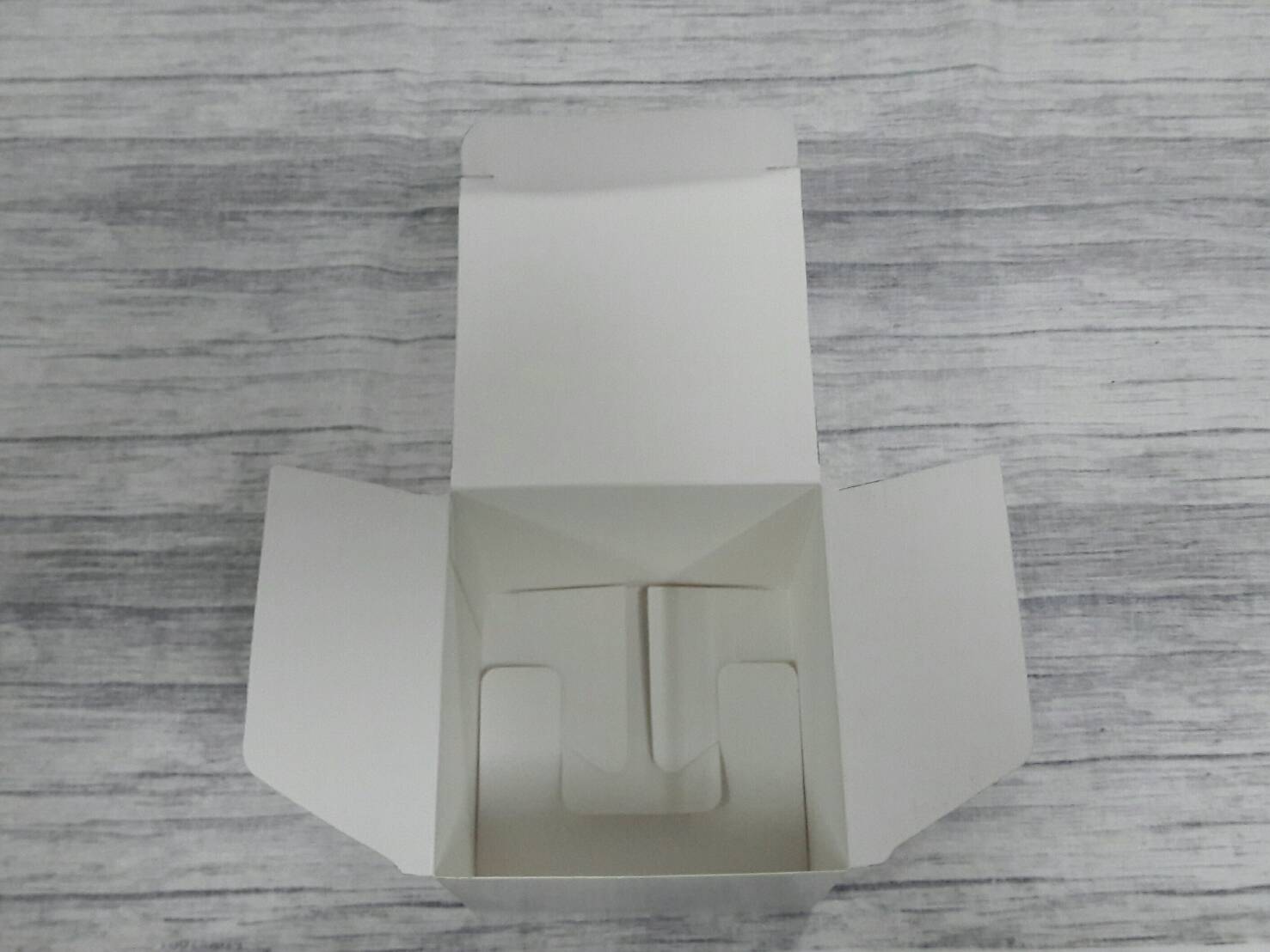 กล่องของขวัญ กล่องอเนกประสงค์ กล่องเครื่องสำอางค์ กล่องแบบฝาหัว-ท้ายก้นขัด สีขาว ขนาด 10x10xสูง9 ซม. ราคา 155 บาทต่อแพ็ค (20 ใบ)