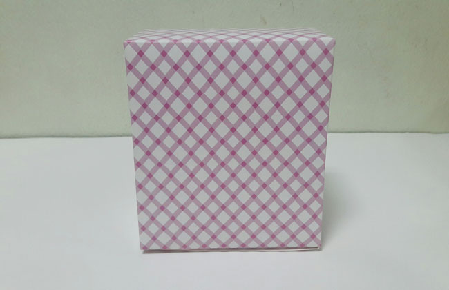 กล่องสแน็ค กล่องอาหารว่าง สีชมพูลายสก๊อต กว้าง 12.7 x ยาว12.7 x สูง 6.5 ซม. ราคา 95 บาทต่อแพ็ค (20 ใบ)