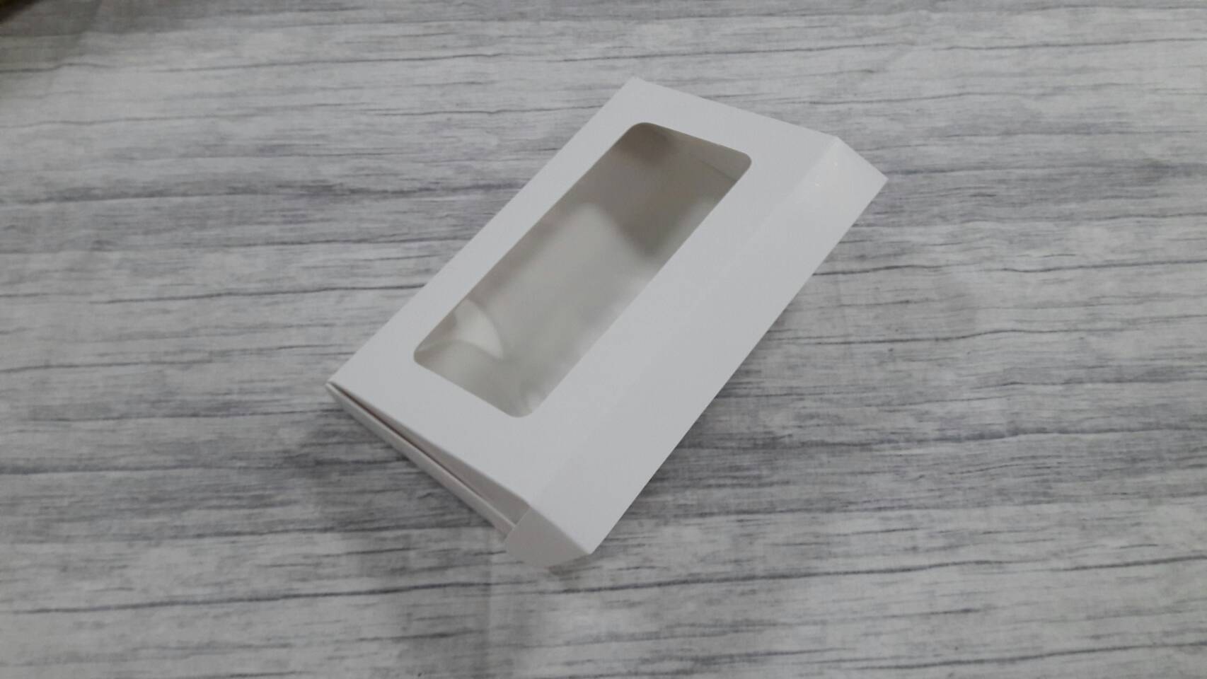 กล่องบราวนี่ กล่องขนม กล่องเอนกประสงค์ กล่องของขวัญ กล่องทรงหูช้าง สีขาว ขนาด 12x22x3 ซม.(ฝาหน้าต่างพลาสติก) ราคา 210 บาทต่อแพ็ค (20 ใบ)