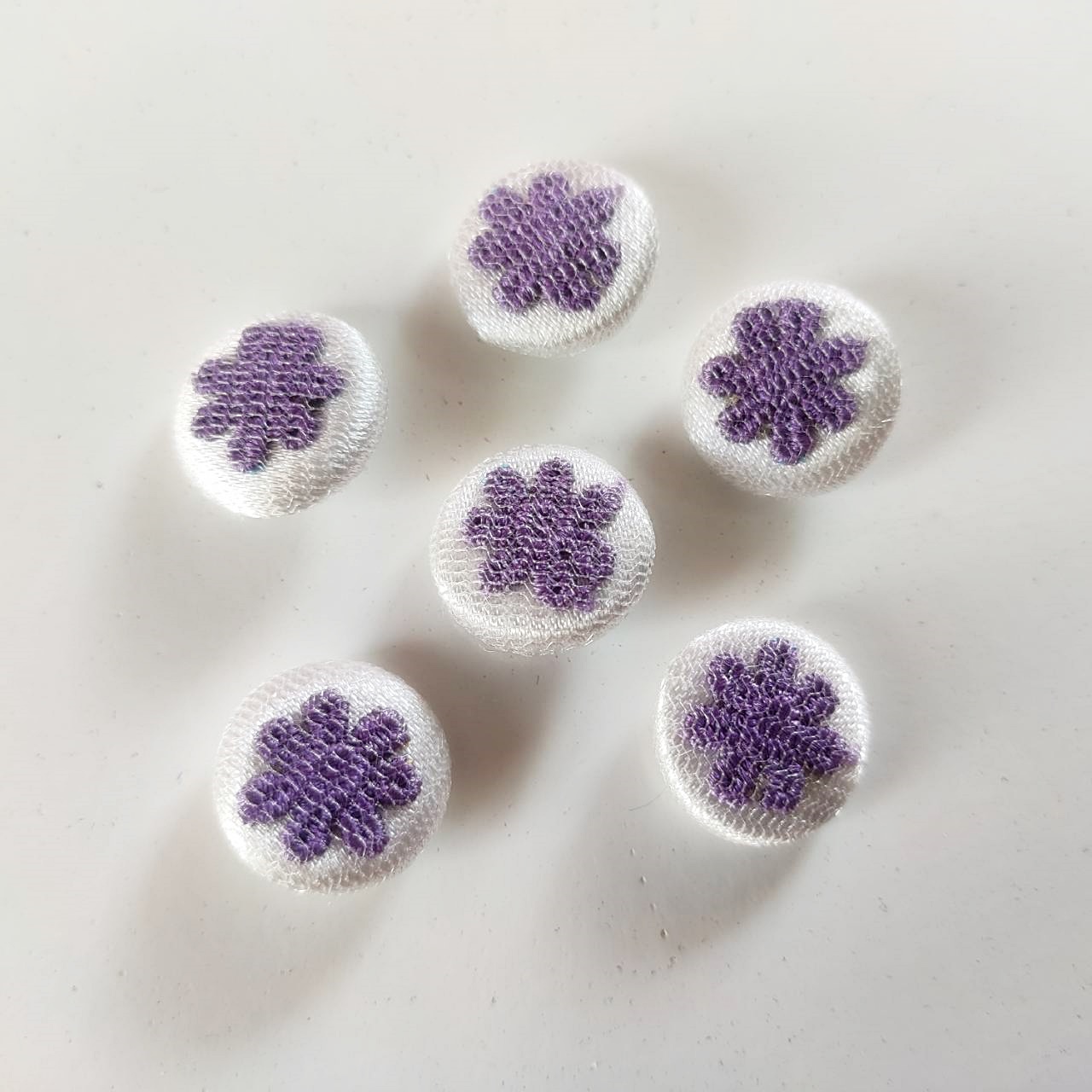 กระดุมตกแต่งลูกไม้สีม่วง