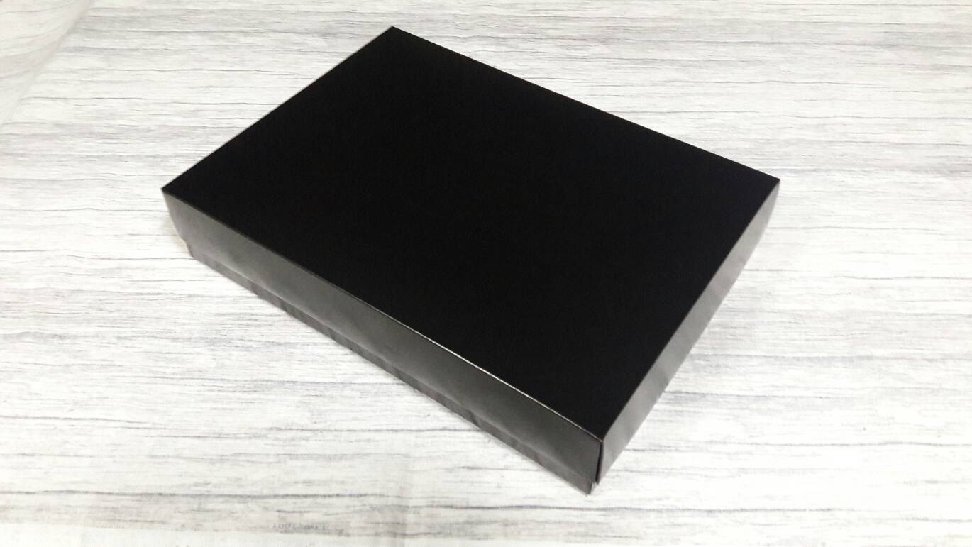 กล่องของขวัญ กล่องฝาครอบ กล่องของที่ระลึก กล่องอเนกประสงค์ กล่องของใช้ กล่องพวงมาลัย กล่องใส่ผ้าไหม ขนาด 19.6x27.2x5 ซม. สีดำ ราคา 490 บาทต่อแพ็ค(20 ใบ)
