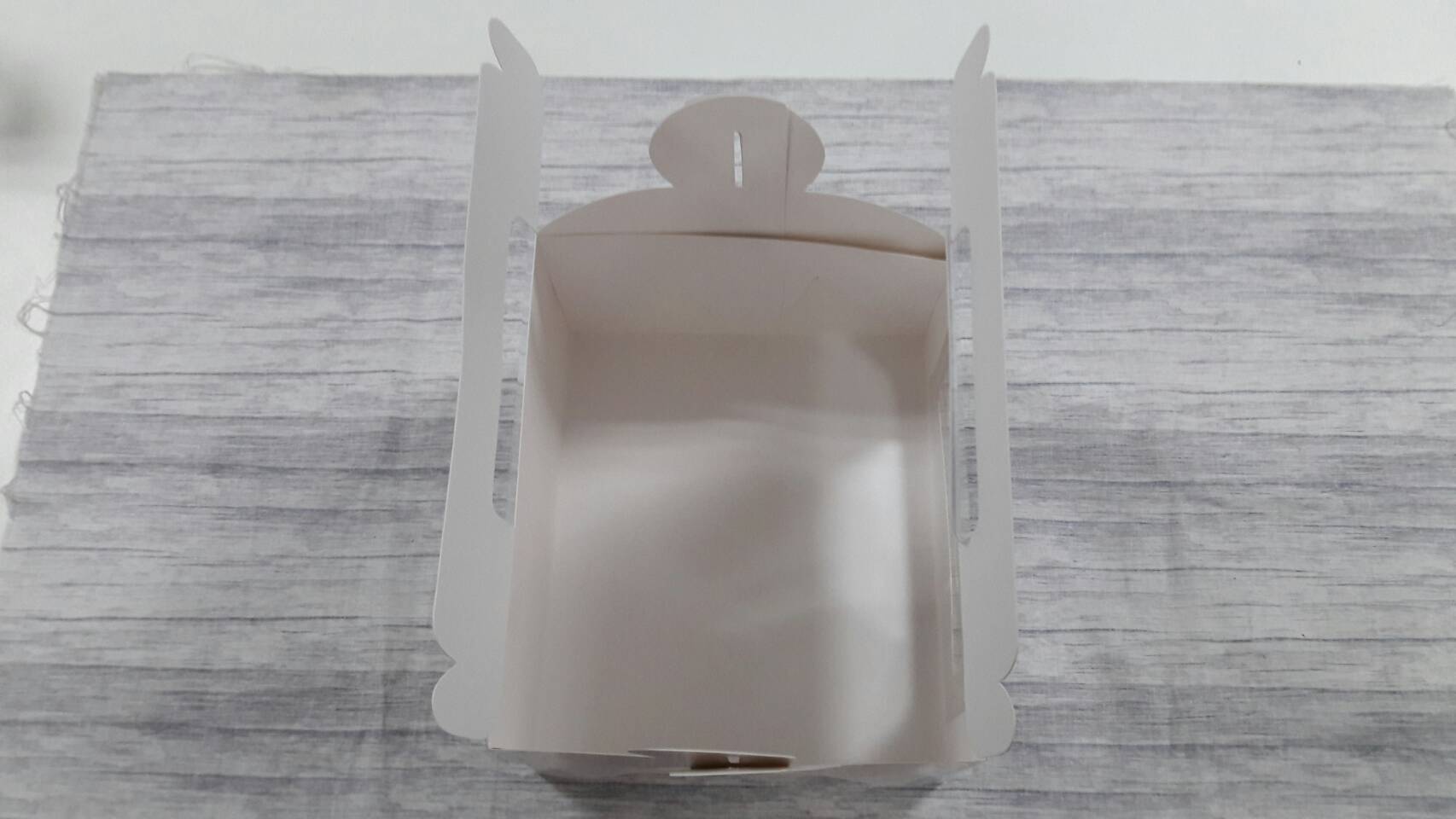 กล่องหูหิ้ว กล่องเค้ก 2-3 ปอนด์ กล่องเค้กทรงสูง กล่องเค้ก กล่องขนม กล่องอเนกประสงค์ สีขาว ขนาด 22 x 26 x สูง 12.0 ซม.(หน้าต่างพลาสติก) ราคา 650 บาทต่อแพ็ค(20ใบ)