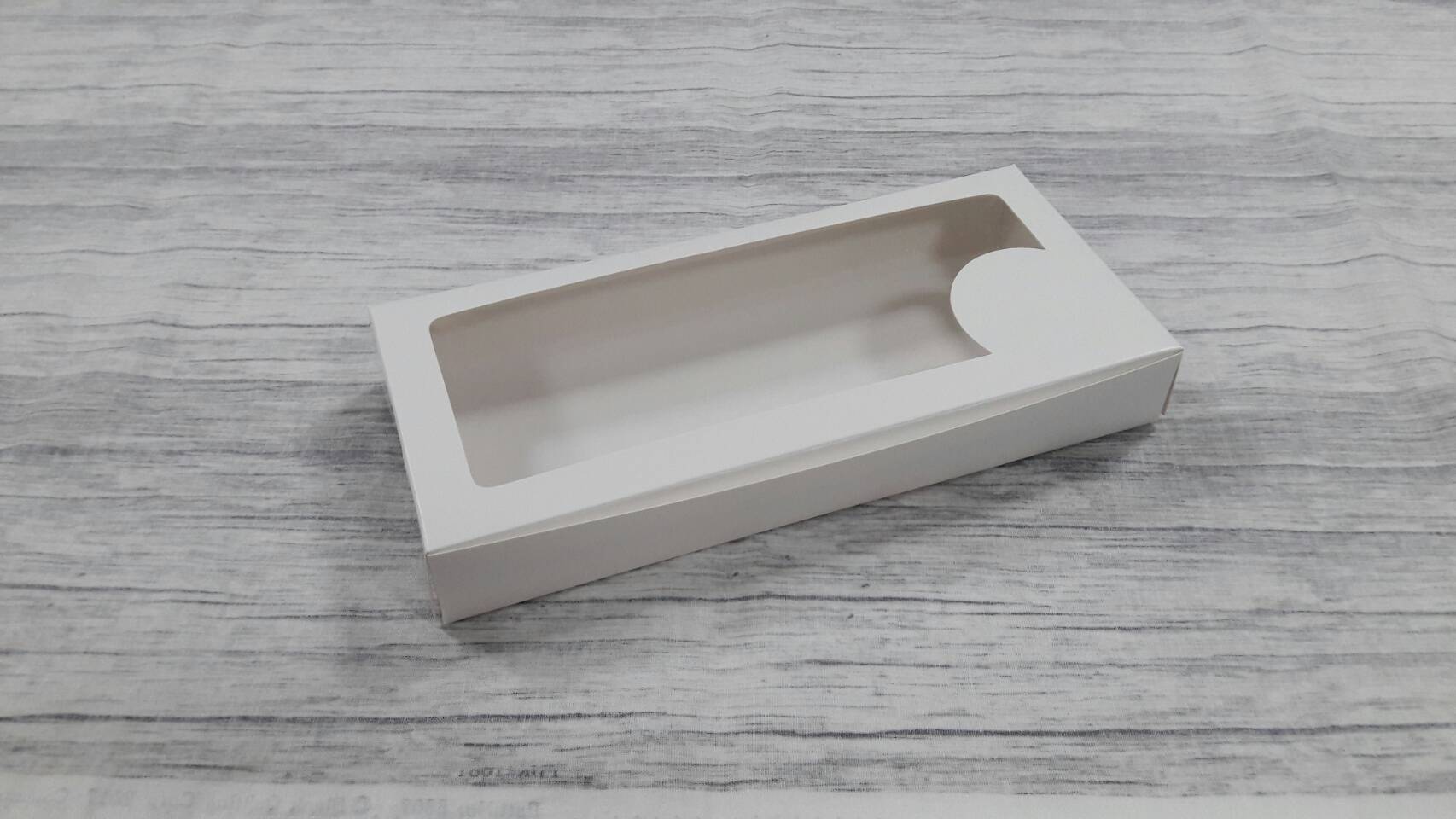 กล่องบราวนี่ 3-4 ชิ้น กล่องทรงแบน กล่องช็อคโกแลต กล่องขนม สีขาว ขนาด 10.0 x 22.0 x 3.0 ซม. ราคา 120 บาท ต่อแพ็ค (20 ใบ)