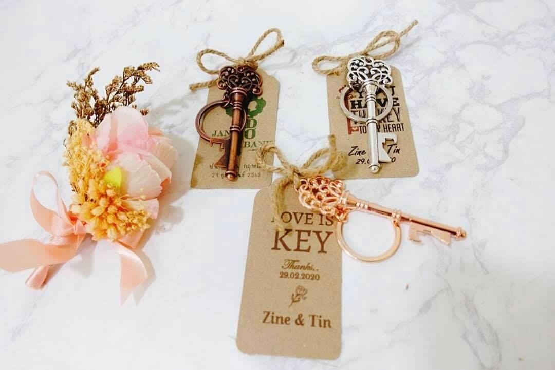ของชำร่วยที่เปิดขวดวินเทจผูกโบว์เชือกปอ