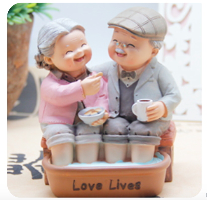 คุณตาคุณยาย นั่งแช่เท้าในน้ำอุ่น