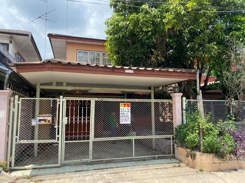 ขายบ้านเดี่ยว 2 ชั้น หมู่บ้านรัตนโกสินธร์200ปี ทำเล -สถานีรถไฟฟ้ารังสิต (รหัสทรัพย์ 202073) ซอย 12/1 ต.ประชาธิปัตย์ อ.ธัญบุรี จ.ปทุมธานี ขนาด 45 ตรว. มี 3 ห้องนอน 3 ห้องน้ำ