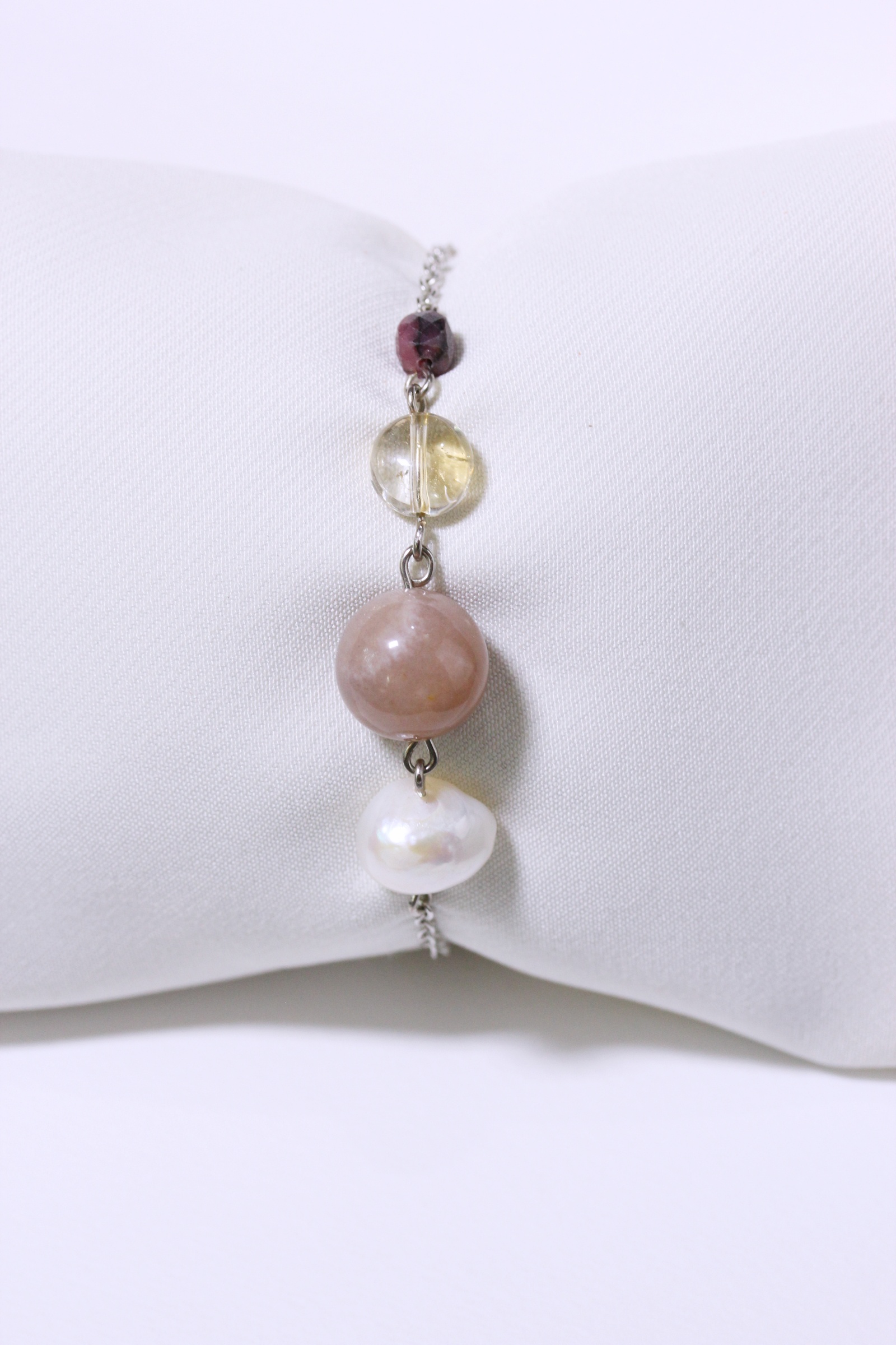 สร้อยข้อมือหินแท้ "Mini" Boost Energy Bracelet (Peach moonstone,Citrine)