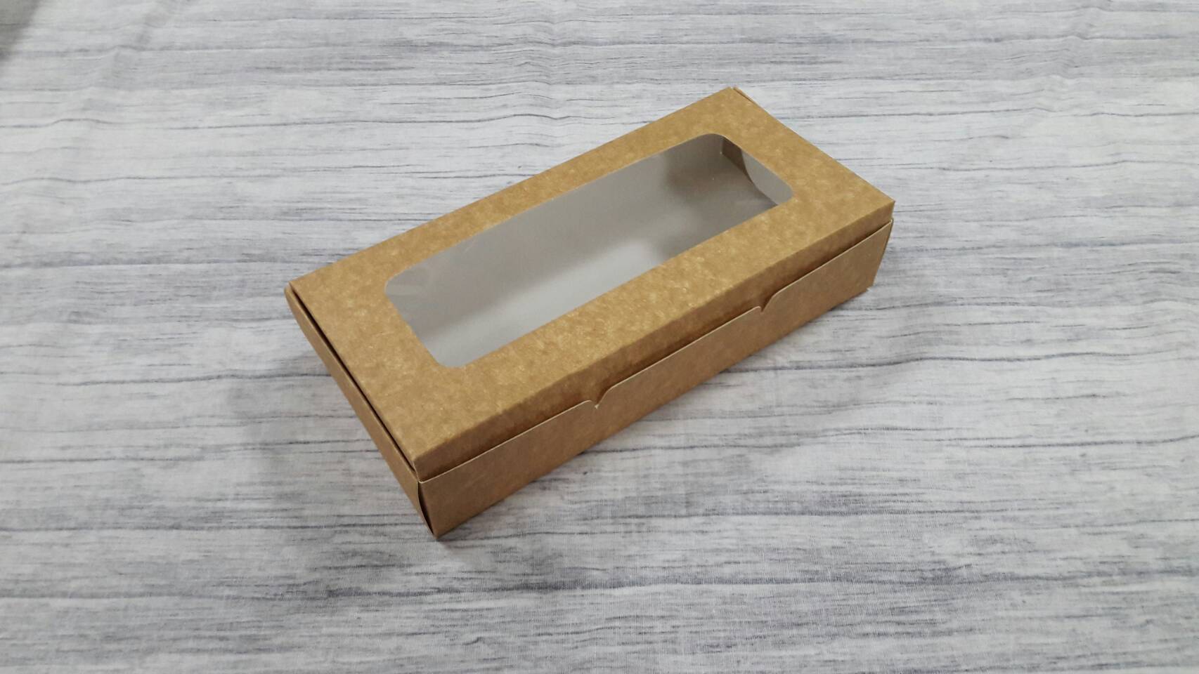 กล่องบราวนี่ กล่องขนม กล่องเอนกประสงค์ กล่องทรงหูช้างแบบฝาเสียบหน้า สีคราฟท์น้ำตาลอ่อน(CKB) ขนาด 10x20.5x3.8 ซม.(ฝาหน้าต่างพลาสติก) ราคา 205 บาทต่อแพ็ค (20 ใบ)