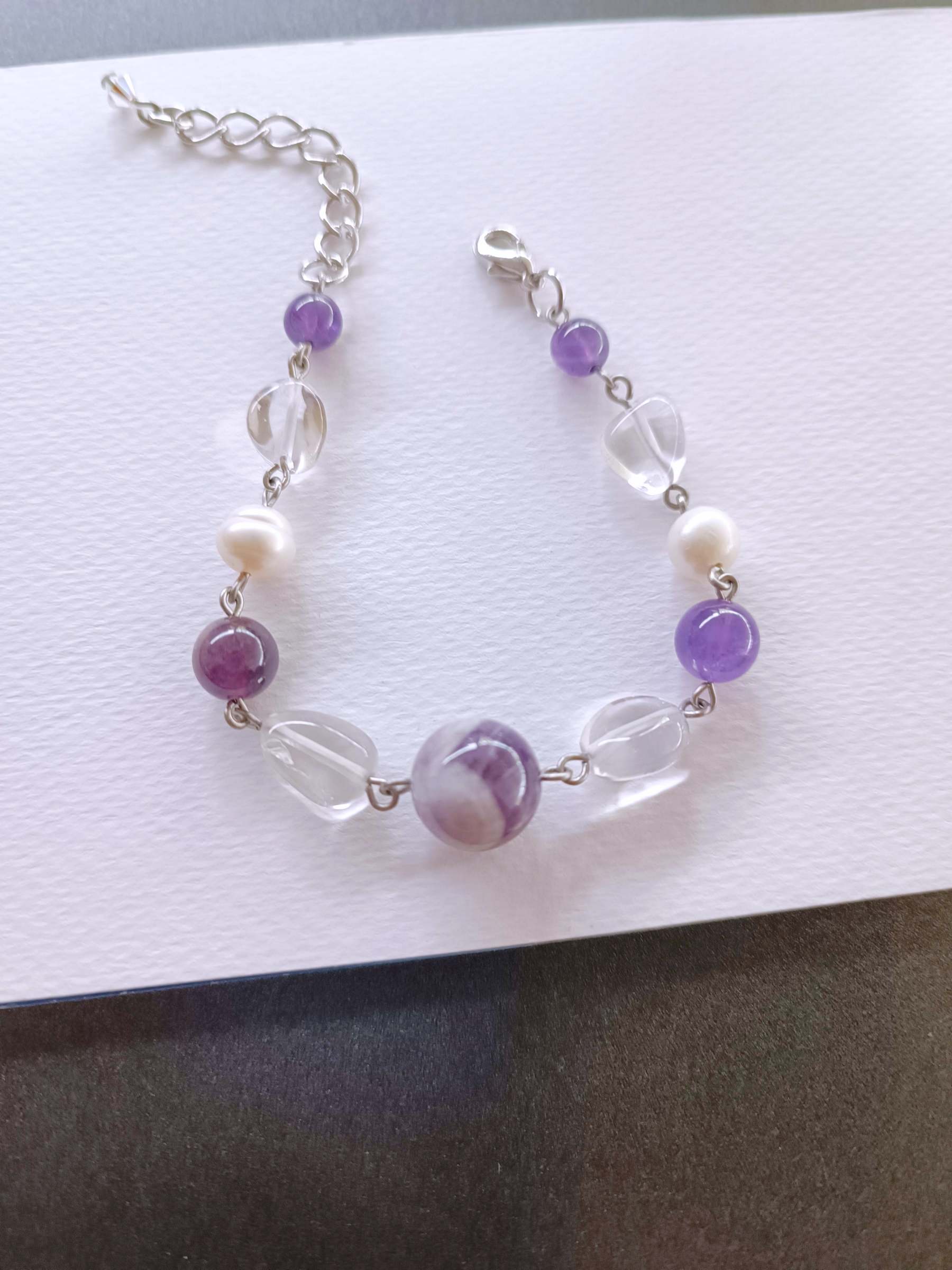สร้อยข้อมือหินแท้ "Connected" Chevron Amethyst + Clear Quartz Bracelet (Aura Cleanse)