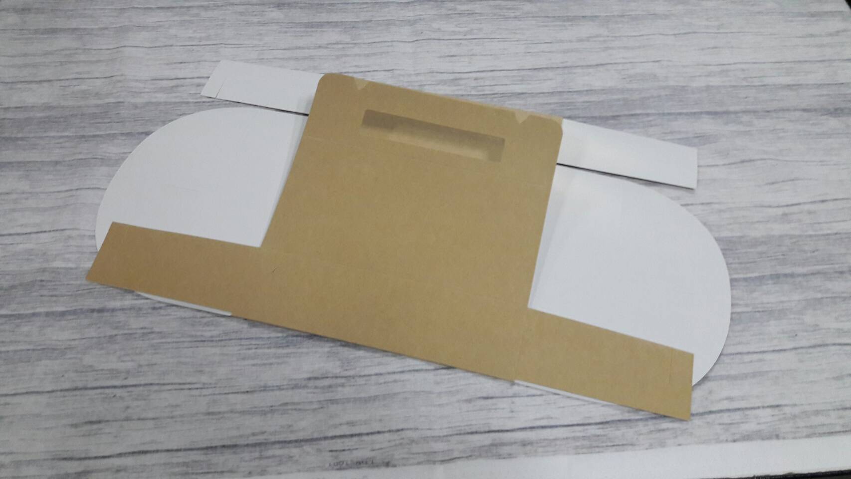 กล่องพิซซ่า กล่องใส่พิซซ่า ขนาด 7 นิ้ว กล่องอาหาร สีคราฟท์น้ำตาลอ่อน มีหูหิ้ว ขนาด 17.5x17.5x5.0 ซม. ราคา 200 บาท ต่อแพ็ค (20 ใบ)