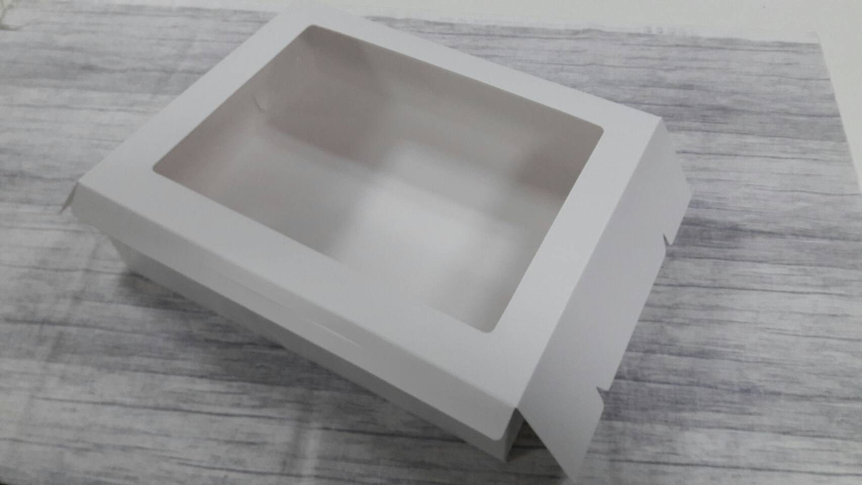 กล่องขนม กล่องโดนัท กล่องชิฟฟ่อน กล่องอเนกประสงค์ ขนาด 28 x 35 x 9 ซม.สีขาว (หน้าต่างพลาสติก) ราคา 540 บาทต่อแพ็ค (20ใบ) (กระดาษหนา 350 แกรม)