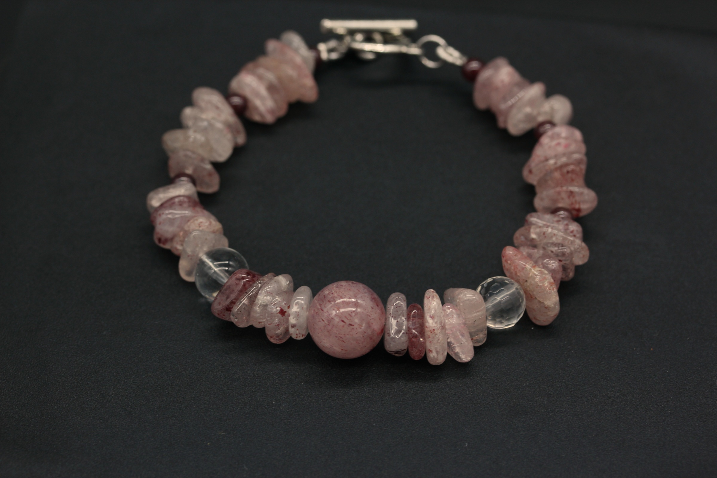 สร้อยข้อมือหินแท้ Strawberry Quartz Bracelet (เสริมพลังงานความรัก)