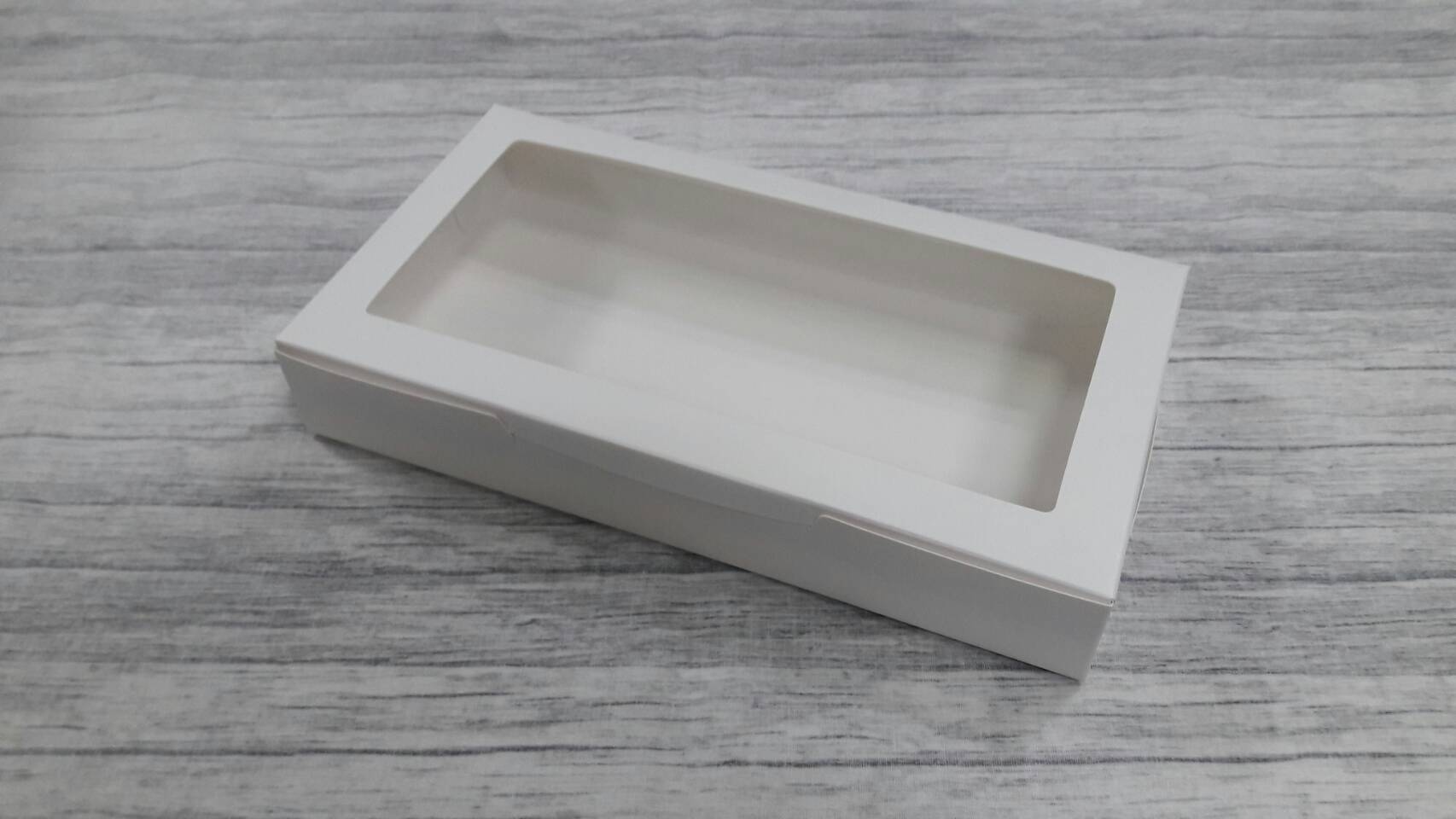 กล่องทาร์ตไข่ 8 ชิ้น กล่องบราวนี่ กล่องชิฟฟ่อน กล่องช๊อกโกแลต กล่องพาย กล่องขนมเปี๊ยะ สีขาว ขนาด 14x26x4 ซม.(หนา 300 แกรม) ราคา 175 บาทต่อแพ็ค(20ใบ)