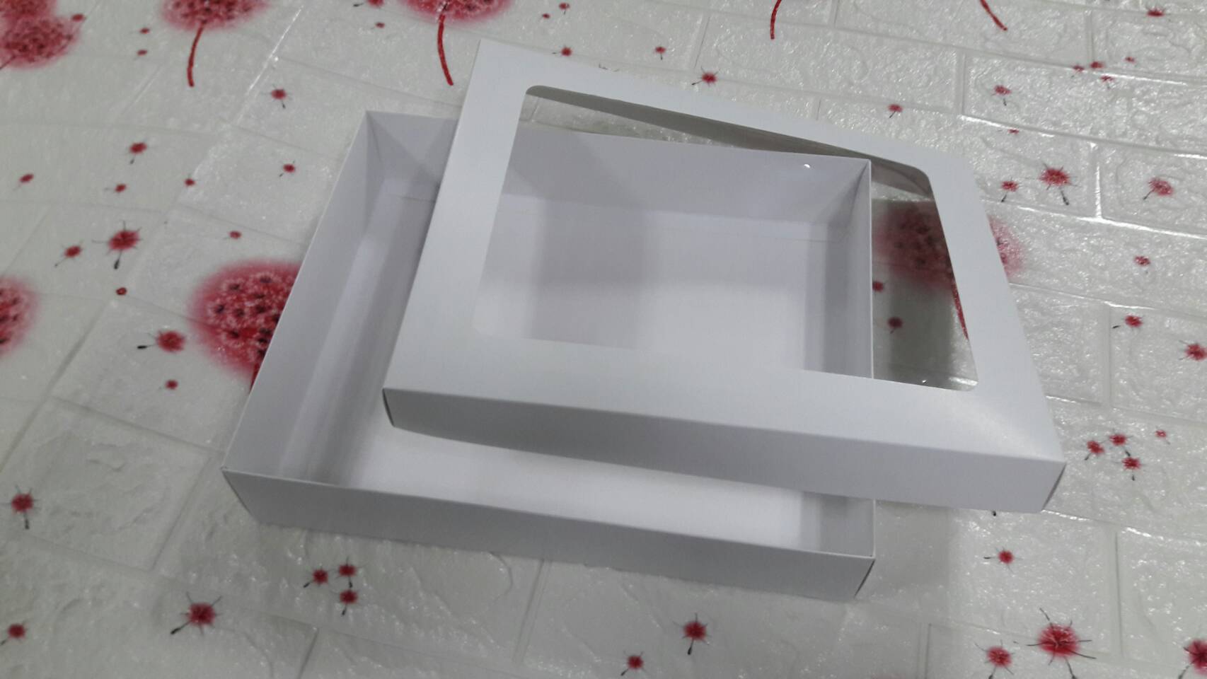 กล่องของที่ระลึก กล่องฝาครอบ กล่องอเนกประสงค์ กล่องของขวัญ กล่องของใช้ กล่องพวงมาลัย กล่องใส่ผ้าไหม ขนาด 26.0 x 32.0 x 6.2 ซม. สีขาว(หน้าต่างพลาสติก) ราคา 690 บาทต่อแพ็ค (20 ใบ)