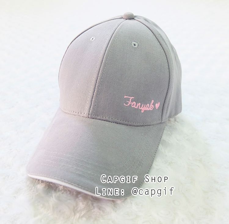 หมวกแก๊ปสีเทาปีกแซนวิชปักชื่อมุมล่างซ้าย