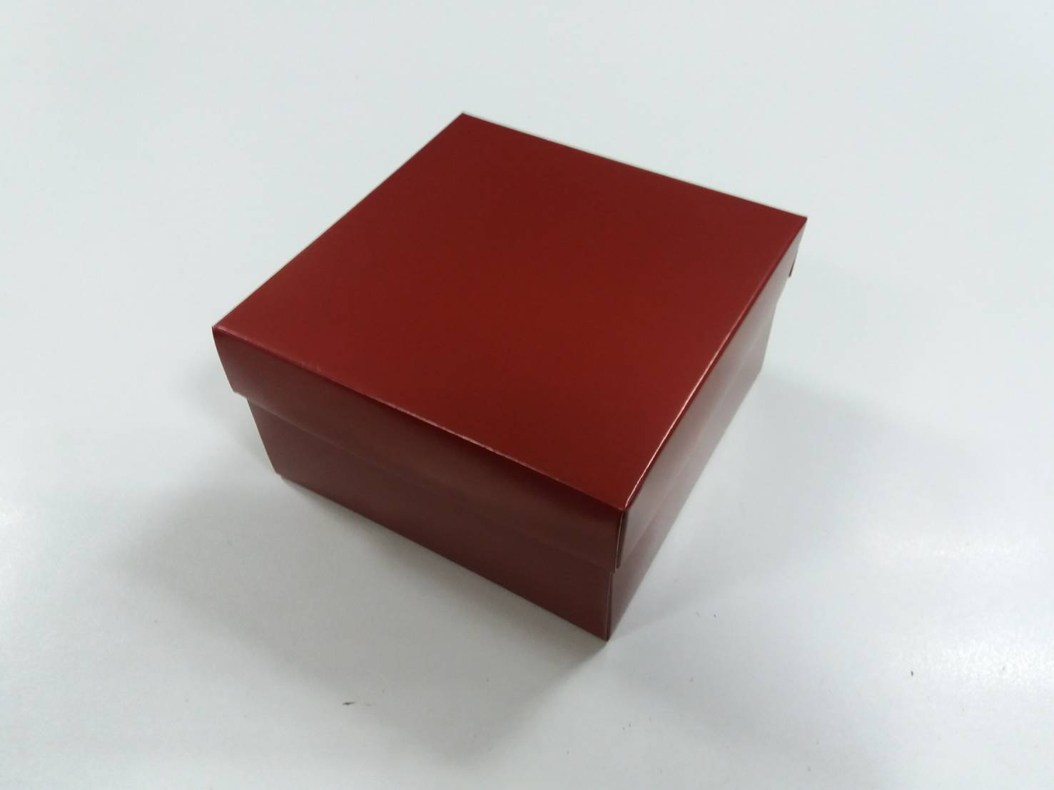 กล่องฝาครอบ กล่องอเนกประสงค์ กล่องของขวัญ กล่องที่ระลึก กล่องแบบมีฝาครอบ ขนาด 13 x 13 x 7 ซม. สีแดงเข้ม ราคา 380 บาท ต่อแพ็ค (20 ใบ)