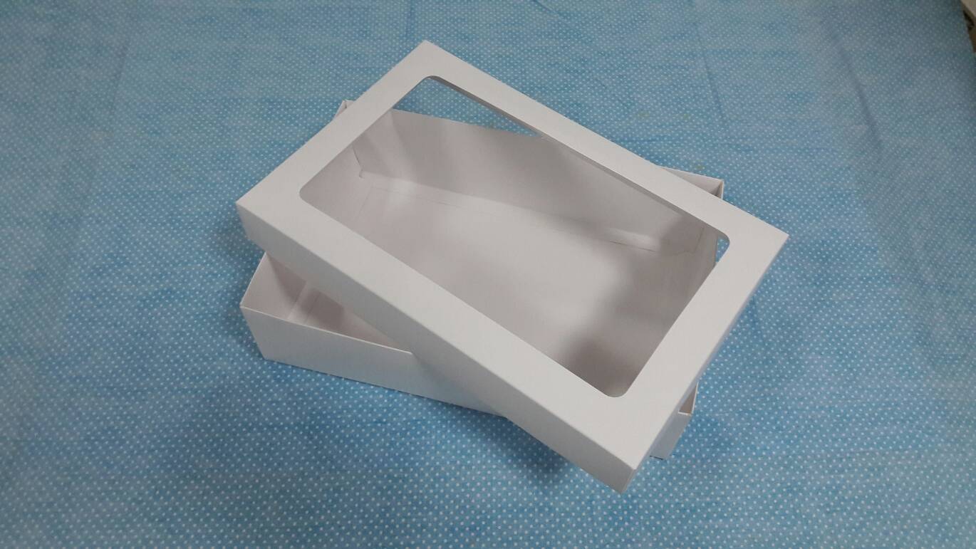 กล่องฝาครอบ กล่องของขวัญ กล่องแบบมีฝาครอบ กล่องอเนกประสงค์ ขนาด 22.0 x 34.0 x 9 cm. สีขาว มีหน้าต่างพลาวติก ราคา 820 บาท ต่อแพ็ค (20 ใบ)