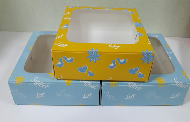 กล่องบราวนี่ กล่องชิฟฟ่อน กล่องช๊อกโกแลต กล่องพาย กล่องขนมเปี๊ยะ ลายสีฟ้าเหลือง ขนาด 15.0 x 15.0 x 5.0 ซม. ราคา 160 บาทต่อแพ็ค (20ใบ)